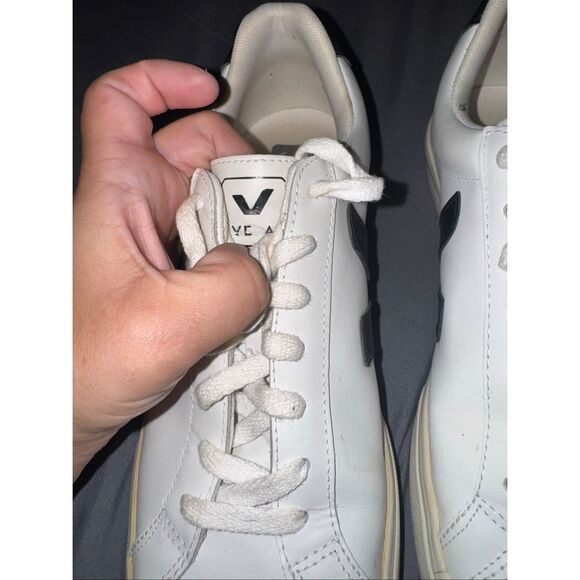 White leather classic Veja sneakers size 9 woman’s - Picture 9 of 10